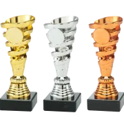 Moderner gedrehter Pokal in Gold, Silber und Bronze