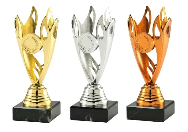 3 Moderne Pokale in Gold Silber und Bronze