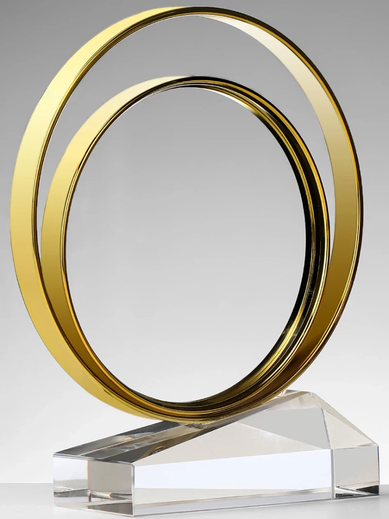 Kristallglas-Trophäe mit goldener Metallring