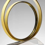 Kristallglas-Trophäe mit goldener Metallring