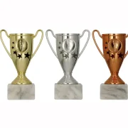 3 Henkelpokale in Gold, Silber und Bronze