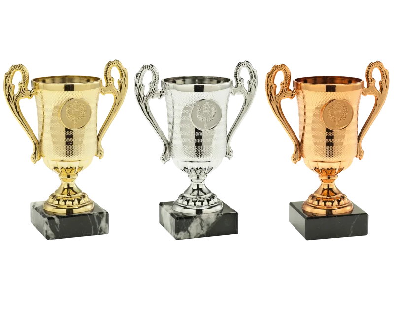 3 Henkelpokale in Gold, Silber und Bronze