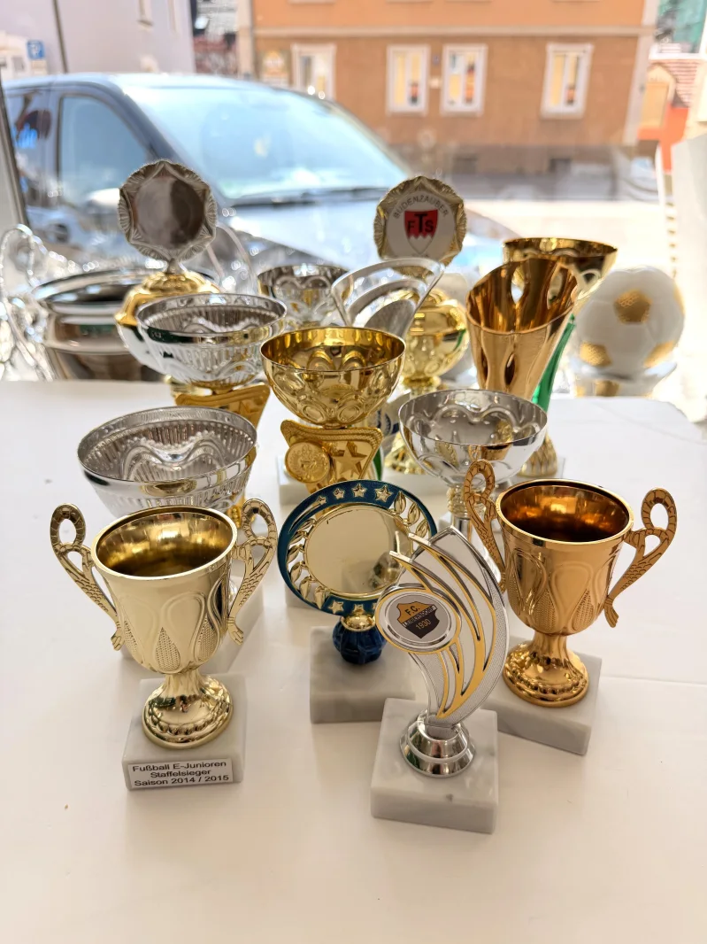PDR Mix of trophies in various shapes 125 pieces