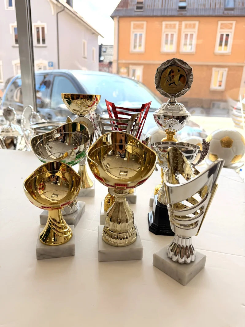 PDR Mix of trophies in various shapes 125 pieces
