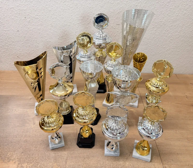 PDR Mix of trophies in various shapes 30 pieces